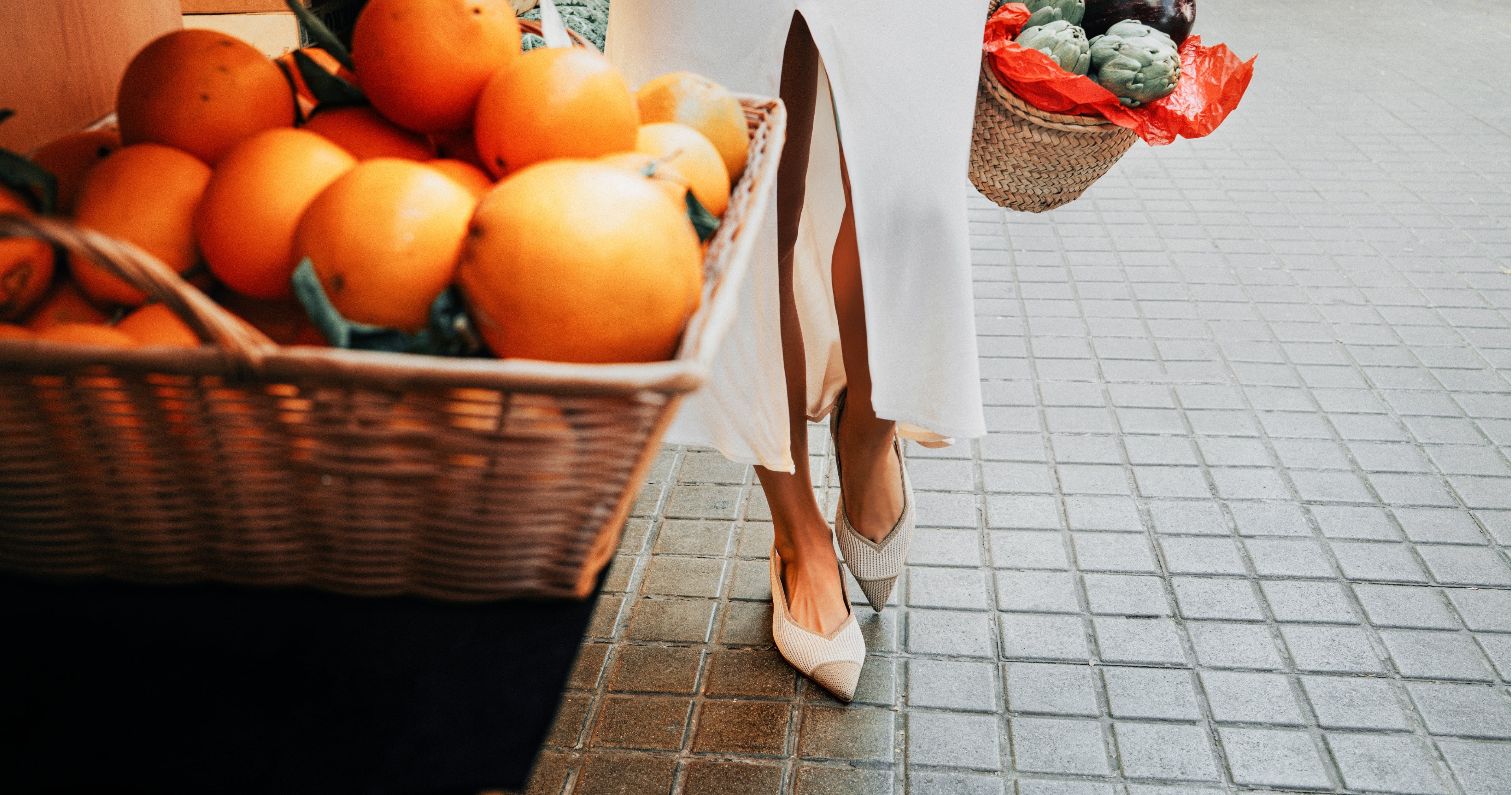 Mujer caminando por un mercado con salones de tacón en color nude